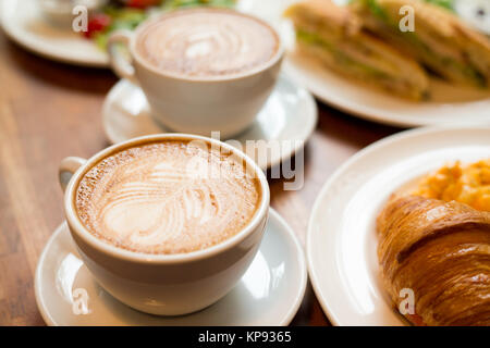 La prima colazione con caffè e croissant Foto Stock