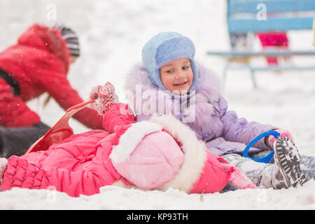 La ragazza con un sorriso guardando un altro ragazza rotolato giù per le colline Foto Stock