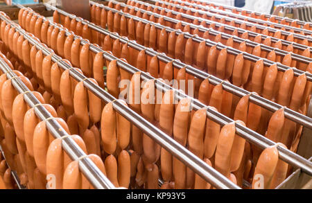 Appena prodotta hotdog di maiale e salsicce in una fabbrica pronto per il confezionamento. Foto Stock