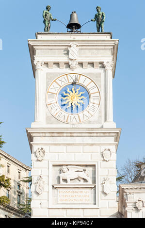 Torre dell'orologio, con campana e i robot per riprodurlo. Nella città di Udine , Italia Foto Stock