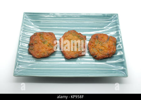 Pesce fritto patty, Pesce speziato palla sul piatto di ceramica, cibo tailandese Foto Stock