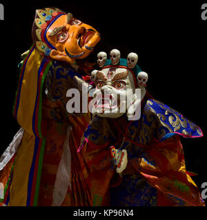 Tibetano mistica sacra abbigliamento: antico rituale di legno maschere Mahakala Bianco e Giallo Shamballa, luminoso e abiti colorati. Foto Stock