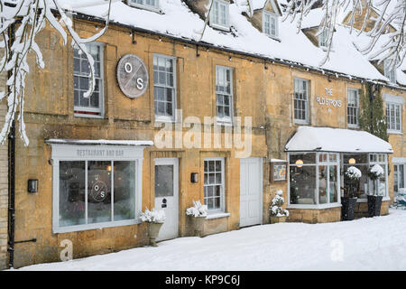 Le vecchie scorte inn a tempo di natale nella neve. Stow on the Wold, Cotswolds, Gloucestershire, Inghilterra Foto Stock