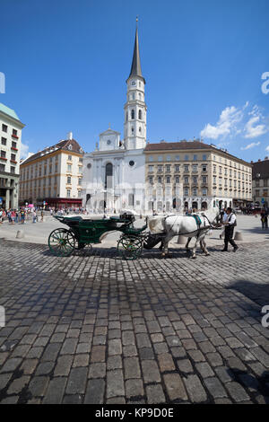 Carrozza a cavallo sulla Michaelerplatz - San Michele Square e Chiesa (Michaelerkirche) nella città di Vienna, Austria, Europa Foto Stock