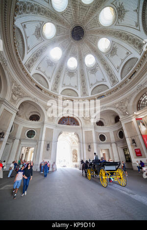 St Michael's Gate con cupola, ingresso al Palazzo di Hofburg complesso nella città di Vienna, Austria, Europa Foto Stock