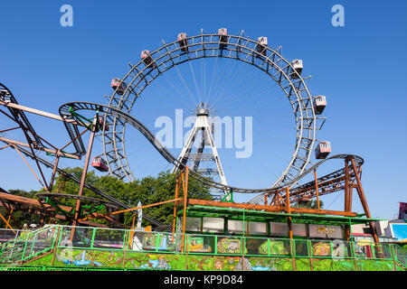 Mouse vertiginose montagne russe e la Ruota Panoramica Gigante nel parco divertimenti Prater di Vienna, Austria, Europa Foto Stock