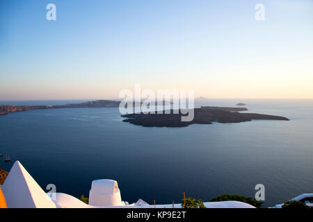 Vulcano mare visto dalla capitale dell'isola di Santorini Foto Stock