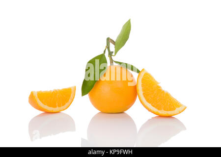 Tutto delizioso arance con foglie e fette isolati su sfondo bianco. La frutta sana mangiare. Foto Stock