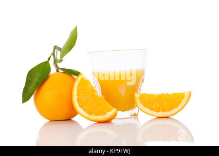 Tutto delizioso arance con foglie e fette isolati su sfondo bianco. La frutta sana mangiare. Foto Stock