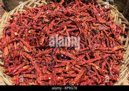 Peperoncino essiccato i peperoni in cestello, vista dall'alto del Thai secchi peperoncino rosso sul tavolo di legno sfondo Foto Stock