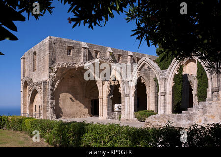 Il monastero gotico a Bellapais (l'Abbaye de la Paix) nella Repubblica Turca di Cipro del Nord. Foto Stock