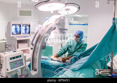 Aprire la riduzione e la fissazione interna (OSE) di una frattura dell'avambraccio da osteosintesi, ospedale di Angouleme, Francia. Foto Stock