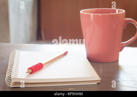 Blank notebook con matita su sfondo grigio Foto Stock