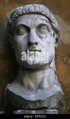 Colosso di Costantino il Grande (280-337). Imperatore romano. Testa. Marmo bianco. Musei Capitolini. Roma. L'Italia. Foto Stock