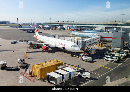 Toronto, Canada - Ott 22, 2017: Air Canada e rouge aerei all'Aeroporto Internazionale Pearson di Toronto, Canada Foto Stock