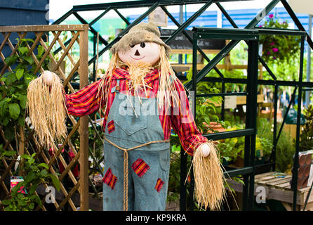 Un classico spaventapasseri dotato di un display di giardinaggio in un giardino inglese centro nel WILTSHIRE REGNO UNITO Foto Stock