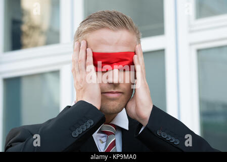 Imprenditore toccando Red benda Foto Stock