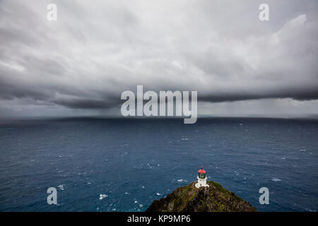 Avvicinando la pioggia nuvole a Makapu'u parco con una vista della casa di luce e la costa. Foto Stock