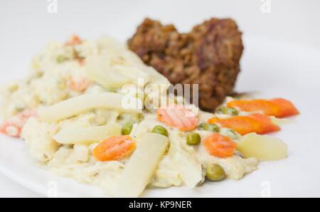 Vegetariana con cuore - grÃ¼nkernbratlinge su verdure miste,deliziosa,fresco e veloce da preparare Foto Stock