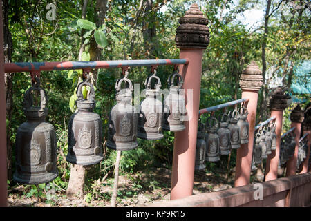 Il Wat Khao Phnom Sawai vicino alla città di Surin in Isan in Thailandia. Foto Stock