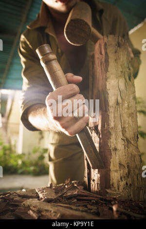 Giovane artista scultore lavorare e scolpire il legno statua-3 Foto Stock