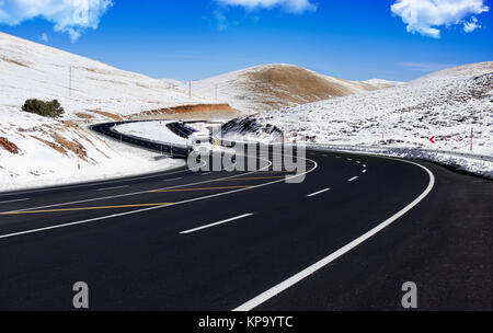 Il trasporto su strada, stagione invernale, strade ghiacciate Foto Stock