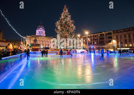 Pattinaggio su ghiaccio al Winter Wonderland nella piazza del vecchio mercato, Nottingham City Nottinghamshire England Regno Unito Foto Stock