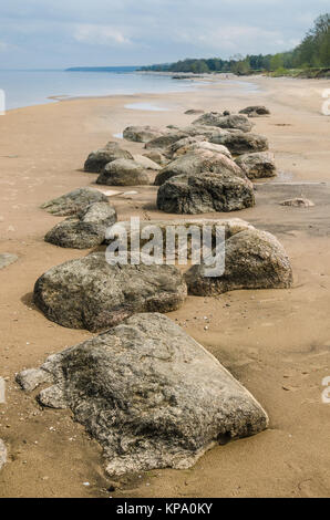 Stony sulla costa del Mar Baltico nelle prime ore del mattino Foto Stock