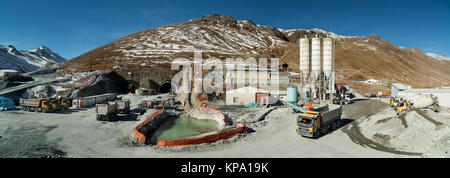 Autostrada nuova costruzione di tunnel Foto Stock