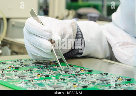 Il controllo di qualità e assemblaggio SMT componenti stampati sulla scheda di circuito Foto Stock