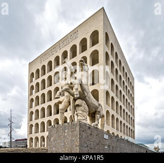 Palazzo della Civiltà italiana (Colosseo Quadrato) edificio di Roma, Italia. Foto Stock