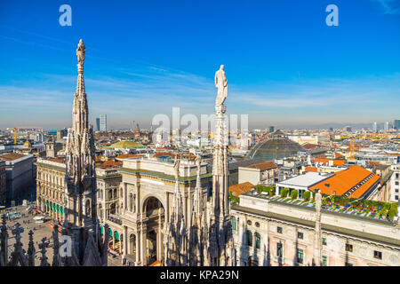 Skyline di Milano, vista dal tetto del Duomo di Milano (Duomo di Milano), Italia. Foto Stock