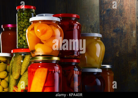 I vasetti con verdure sottaceto, fruttato confetture e marmellate Foto Stock