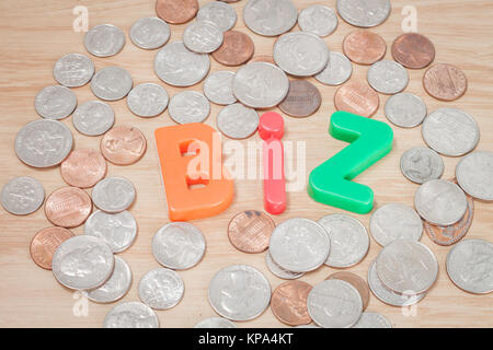 Biz alfabeto con varie monete statunitensi Foto Stock