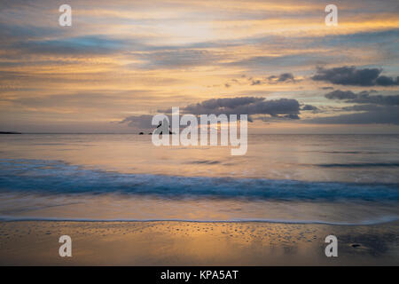 Sunrise landsdcape di idilliaci Broadhaven Bay beach Il Pembrokeshire Coast in Galles Foto Stock