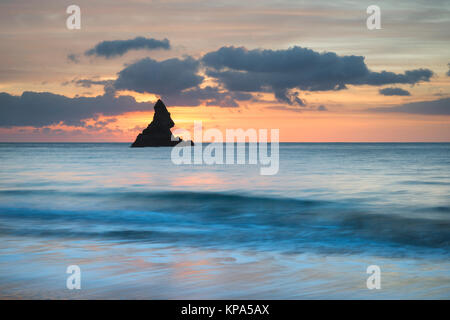 Sunrise landsdcape di idilliaci Broadhaven Bay beach Il Pembrokeshire Coast in Galles Foto Stock