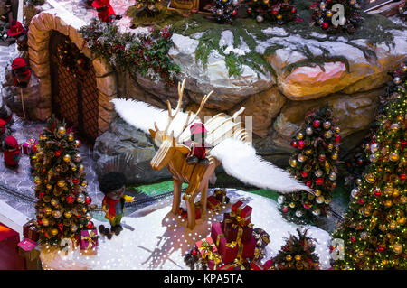 Vistosi display di Natale in un centro commerciale per lo shopping, Landmark Mall, a Hong Kong Foto Stock
