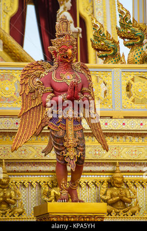 Garuda scultura, il dio della letteratura Thailandese Himmapan per decorare il Royal crematorio del Re Rama IX Foto Stock
