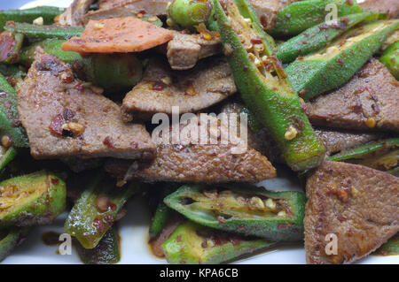 Mescolare frittura di fegato di maiale con l'okra, lady del dito Foto Stock