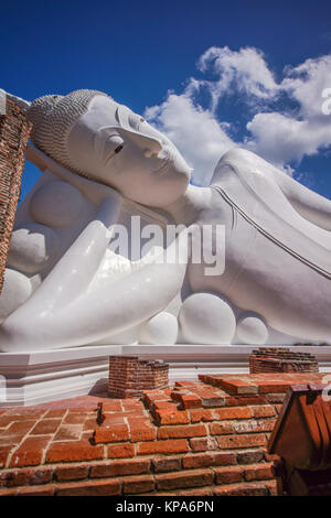 Reclining bianco immagini di Buddha nel tempio buddista in Angthong della Thailandia Foto Stock