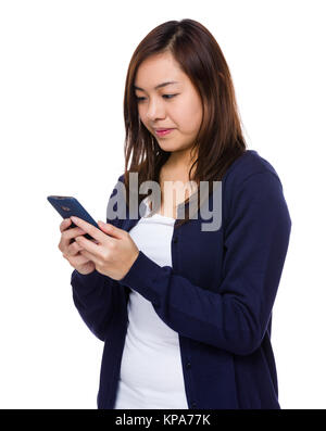 Donna asiatica uso del telefono mobile Foto Stock