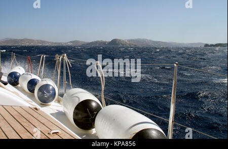 Lo yacht è in movimento lungo la costa. yacht a vela nel Mediterraneo Foto Stock