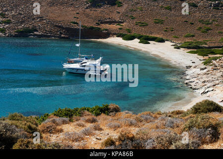 Yacht in piedi nel centro della baia di silenzio sul mare greco, Grecia Foto Stock