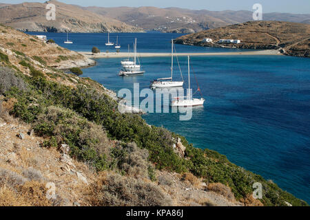 Yacht in piedi nel centro della baia di silenzio sul mare greco, Grecia Foto Stock