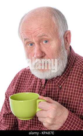 L'uomo anziano con tazza verde, isolato su bianco Foto Stock