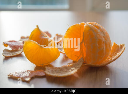 Sbucciate tangerine e retroilluminato di segmento dal sole Foto Stock