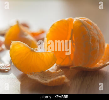 Sbucciate tangerine e retroilluminato di segmento dal sole Foto Stock