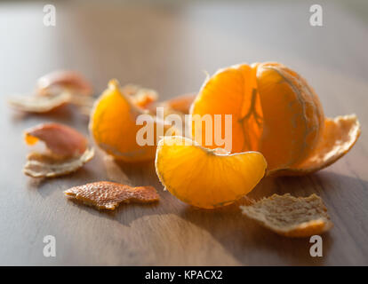 Sbucciate tangerine e retroilluminato di segmento dal sole Foto Stock