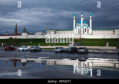 KAZAN, il Tatarstan, RUSSIA - maggio, 8 2016: automobili parcheggiate sulla piazza Tysyacheletiya (Millennium Square), una delle più grandi piazze in Russia, nella parte anteriore o Foto Stock