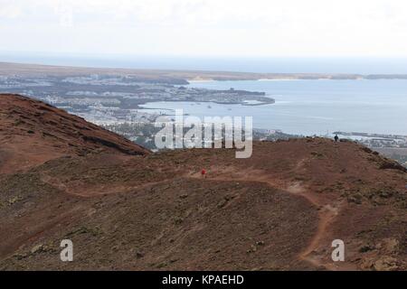 Il popolare lanzarote resort di Playa Blanca vista dalla cima del Montana Roja, il vulcano estinto. Foto Stock